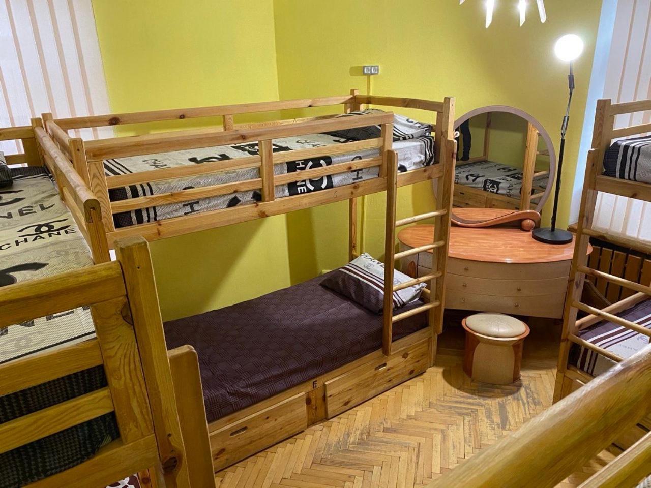 Двоярусне ліжко у жіночому загальному номері (гуртожиткового типу)