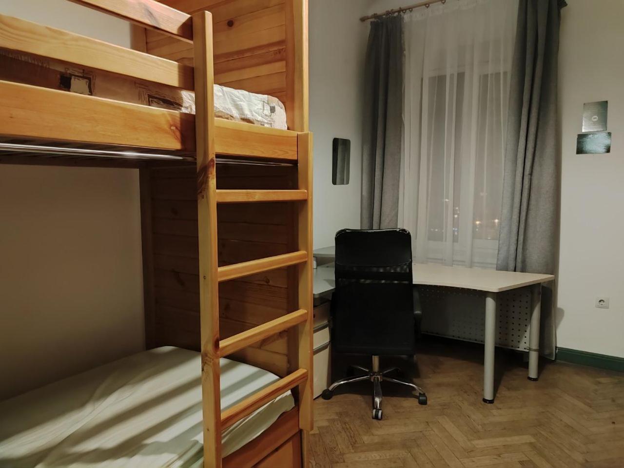 Ліжко-місце в 8-місному змішаному загальному номері (гуртожиткового типу)